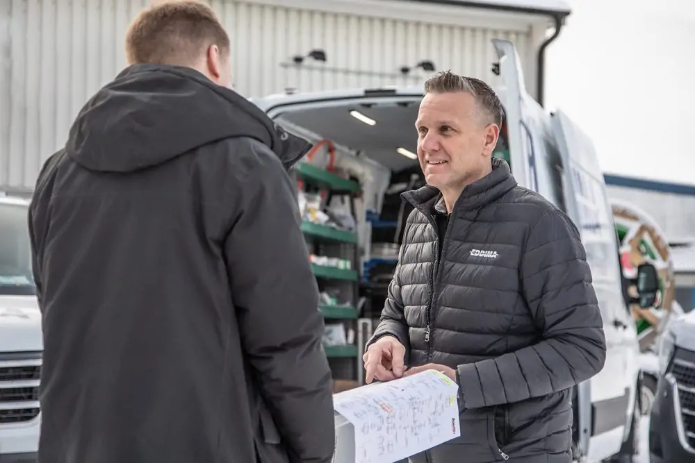 Eddima-tekniker diskuterar projekt med kund